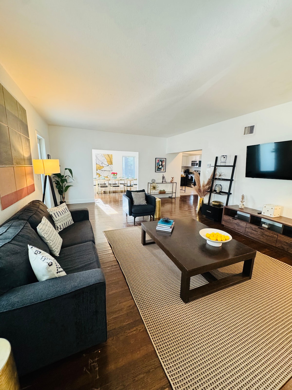 Top Airbnb: Spacious Home• 6 BR • Jacuzzi • 10 min Cruise Port in Edgewater