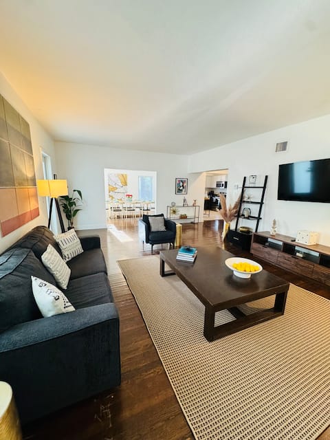 Top Airbnb: Spacious Home• 6 BR • Jacuzzi • 10 min Cruise Port in Edgewater
