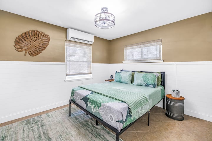 Queen bed, two closets, hangers and luggage rack provided