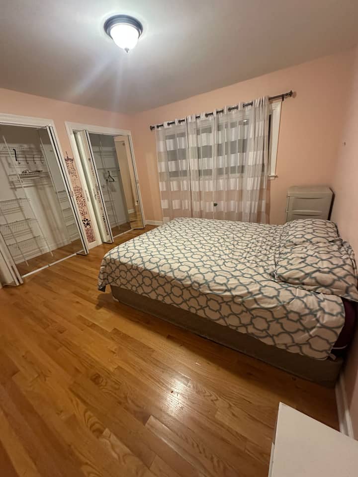Quiet And Clean Room - Des Plaines, IL