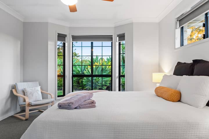 Spálňa 1
Veľká manželská posteľ
Pripojená vlastná kúpeľňa a šatník. 