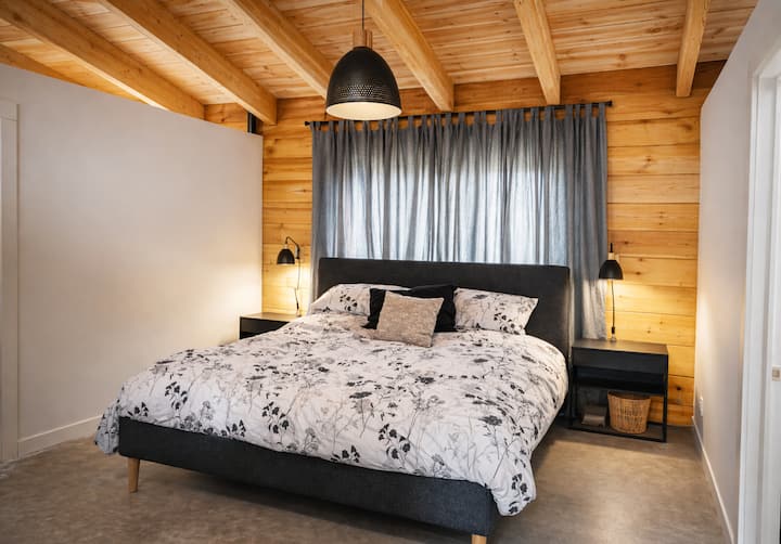 Master bedroom on the ground floor, king-size bed
