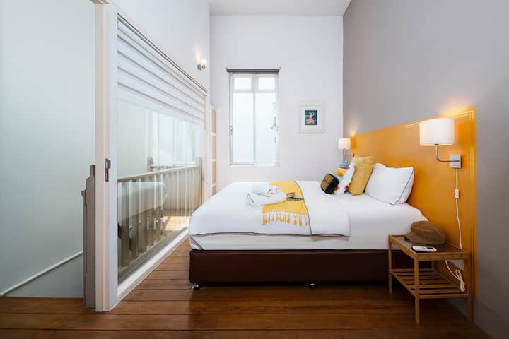 【 1º quarto, 2º andar 】com muita luz natural durante o dia. Vem com uma cama king-size, um espaço de trabalho dedicado e um guarda-roupa. Possui uma cortina para bloquear a luz. As tomadas estão localizadas perto da cama.
