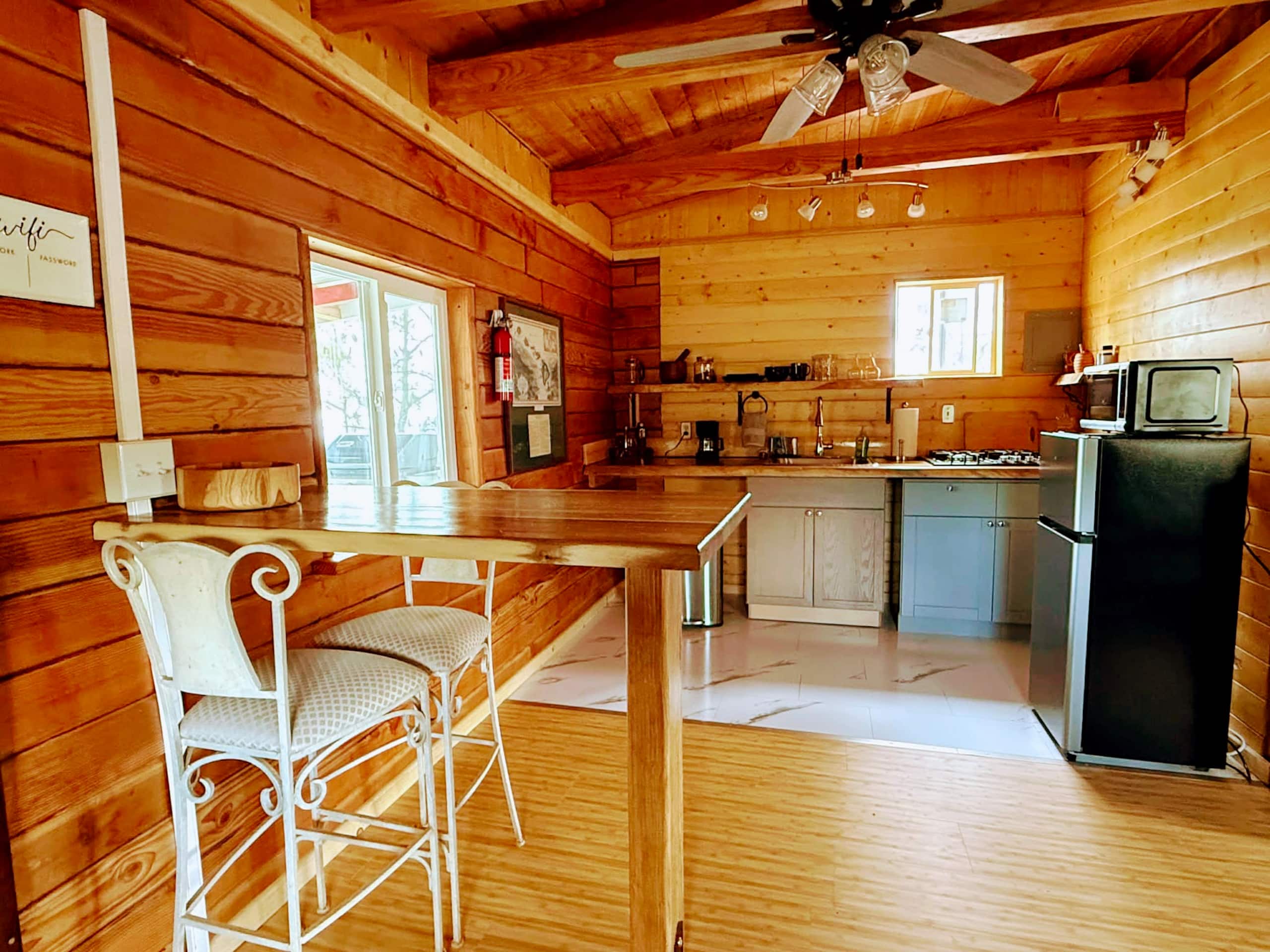 Big Kahuna Cabin (Hot Tub Getaway) -Ocean View- - Photo 10
