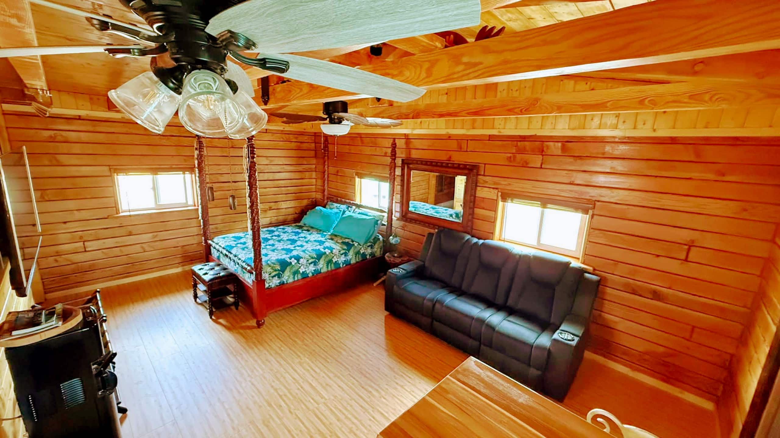 Big Kahuna Cabin (Hot Tub Getaway) -Ocean View- - Photo 2