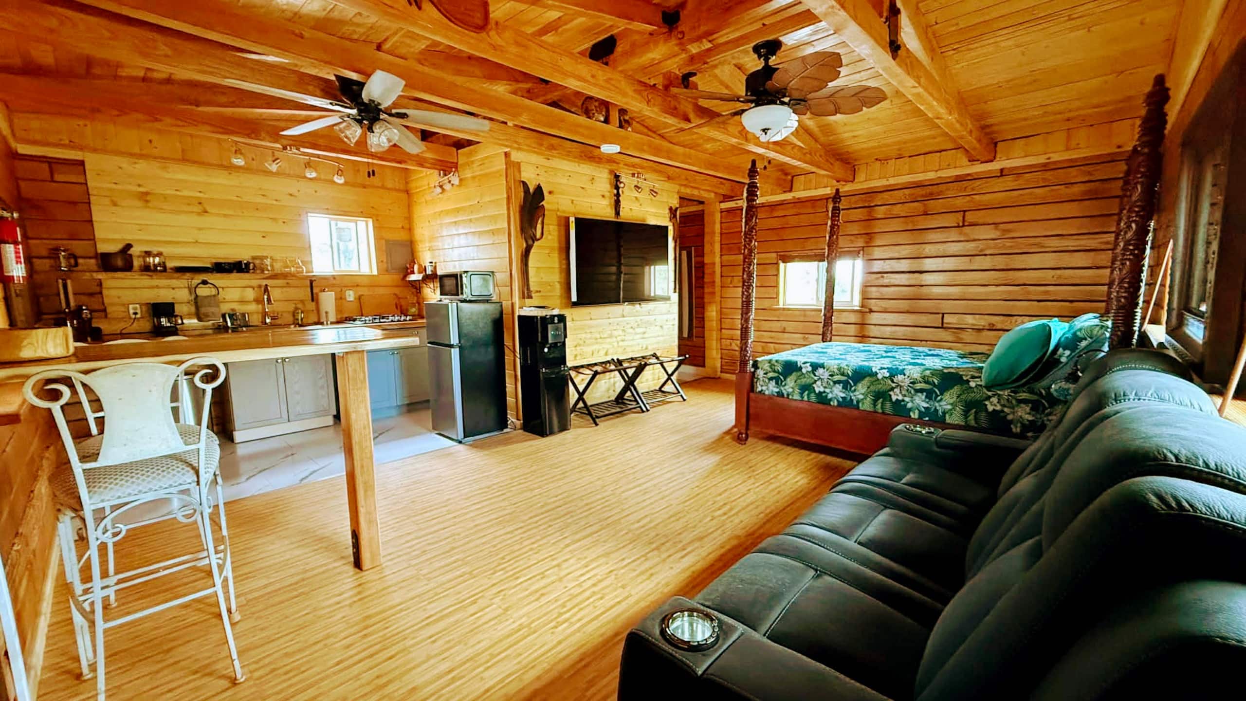 Big Kahuna Cabin (Hot Tub Getaway) -Ocean View- - Photo 3