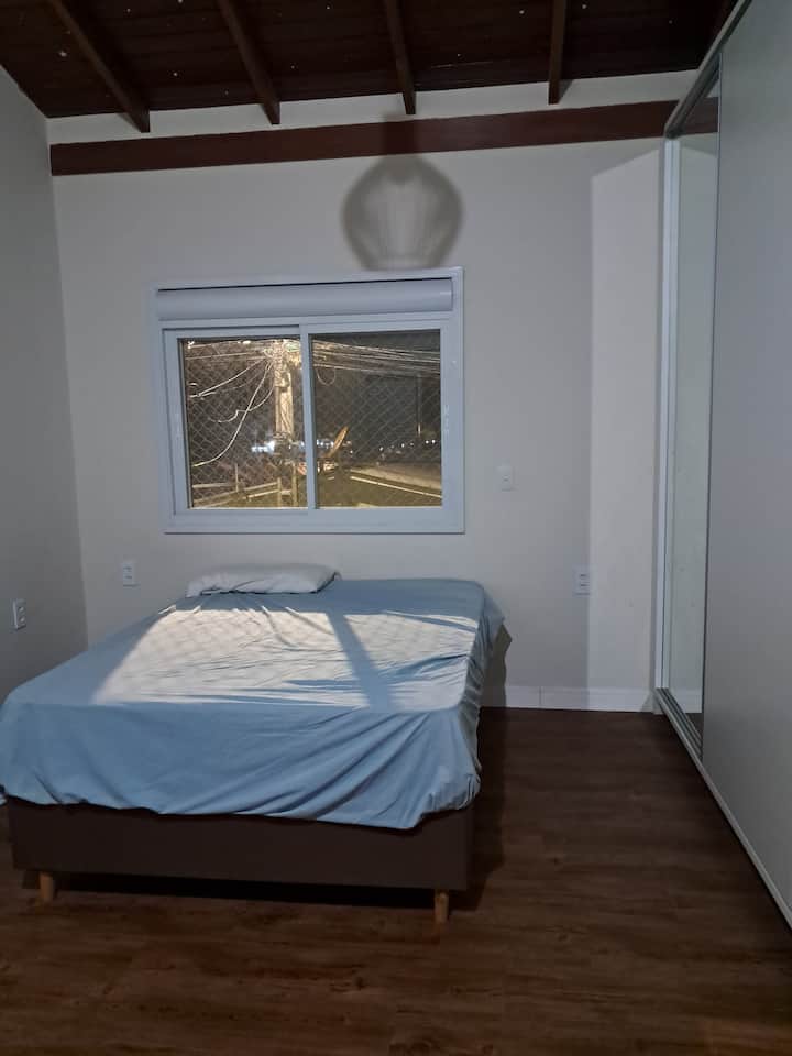 Слика 1 од Изнајмувам голема соба на 200 метри од плажата.