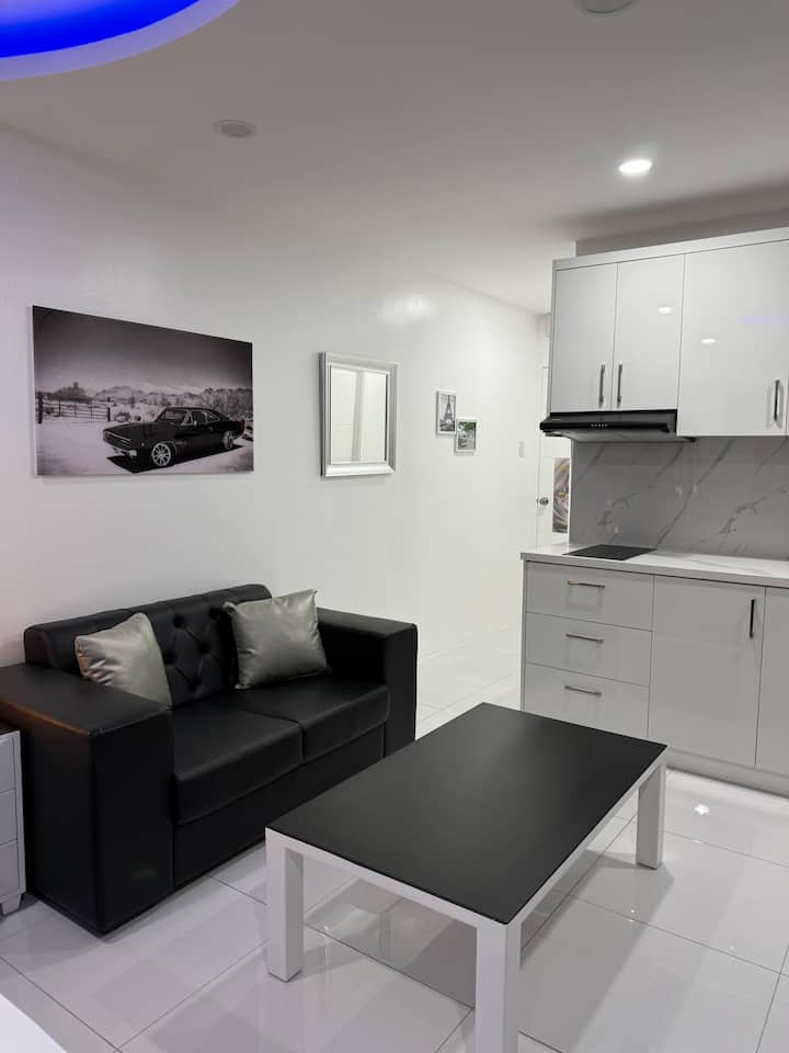 Unit J5 Premium Kandi White Tower With Balcony - Ángeles