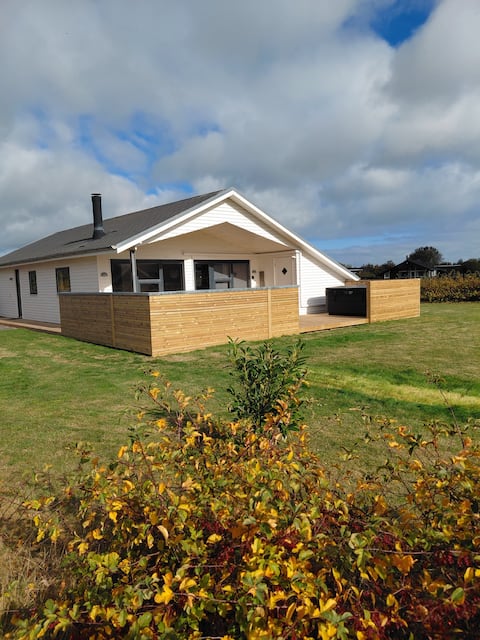 Cottage with spa & sauna – close to beach and nature.