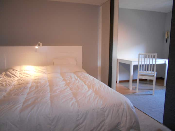 Un lit Double (180x200)

Sur demande lors de la réservation , le lit double peut être scindé en deux lits simples (90x200)

 Salle de douche attenante
Table de travail, chaises
Nombreux rangements