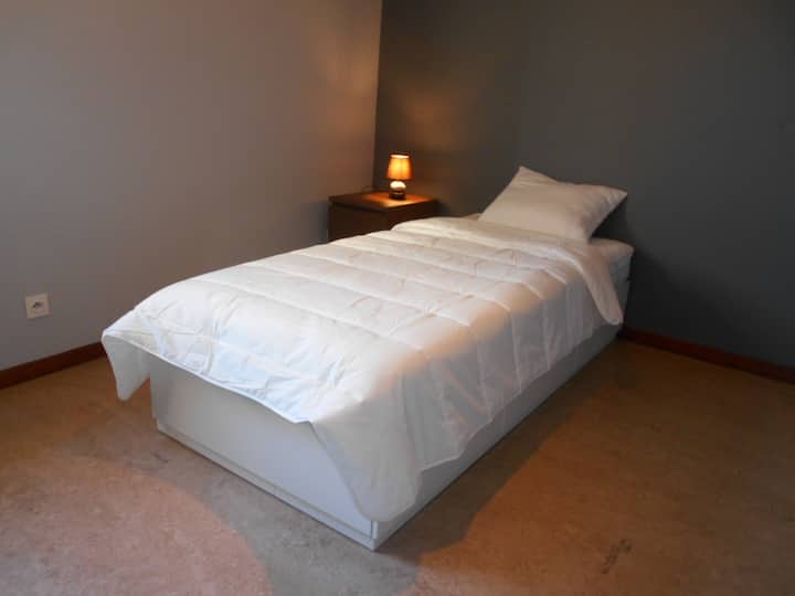 La chambre Single

Un lit simple (90 x 200)
Salle de douche attenante

Table de travail, chaises
Nombreux rangements
