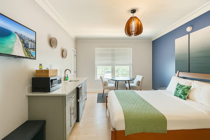 Sunny Studio Haven In Miami Beach - Miami Beach, FL
