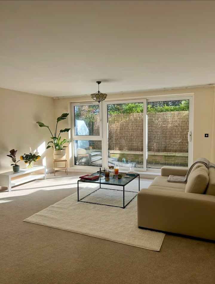 En-suite Bedroom Within Riverside Apartment. - Fulham