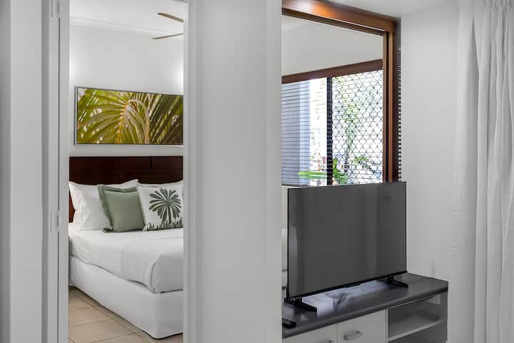 მსუბუქი საძინებლის მთავარი ელემენტებია საუცხოოდ გადაკრული საწოლი, რბილი დეკორატიული ბალიშები და ჭერის ვენტილატორი. დიდი ფანჯრებიდან ბუნებრივი სინათლე შემოდის, ხელოვნების ნამუშევრები კი თბილ გარემოს ქმნის. აქ შეგიძლიათ განიტვირთოთ და სიმშვიდით დატკბეთ.