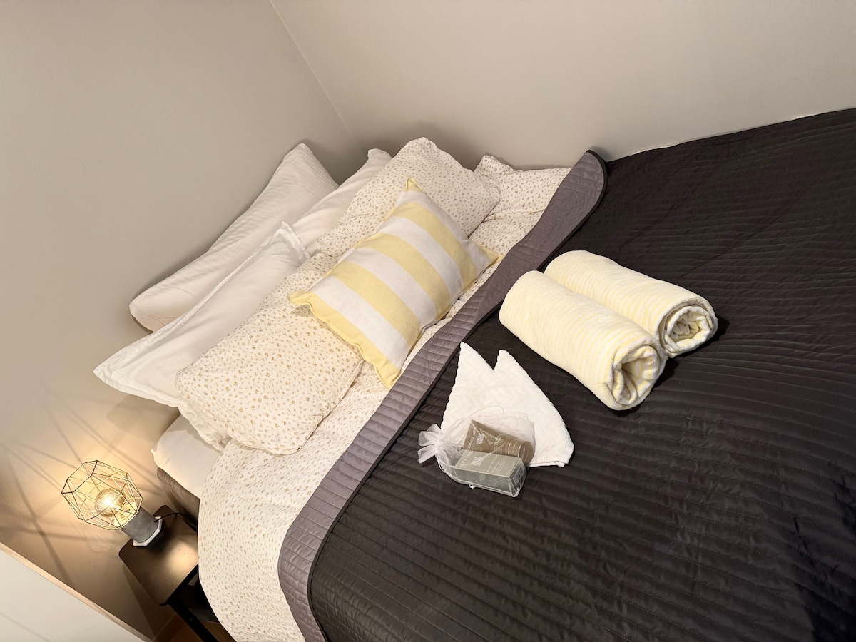 سرير مزدوج رائع! نتمنى أن تنام جيدًا هنا. 
لا يُستخدم السرير إلا للضيوف، ولا يُستخدم أبدًا للاستخدام الخاص. لدي الكثير من التفاخر من هذا السرير! 

يبلغ حجم السرير حوالي 200 × 150 سم، أي 78 × 59 بوصة (سرير بحجم كوين). 