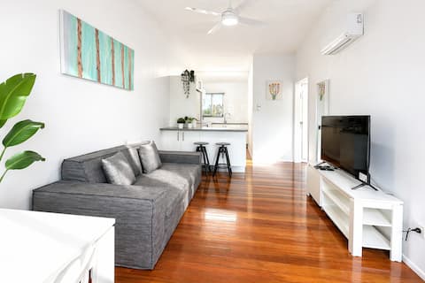 Stylish 2BR + Free Parking | Close to CBD