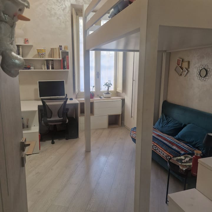 2 spavaće sobe, 1 francuski krevet, francuski kauč na razvlačenje, radni stol, klima-uređaj, TV od 43 inča i prozor