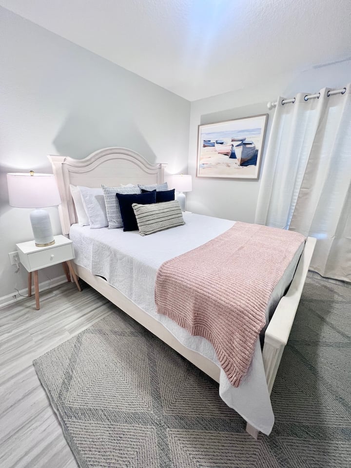 Dormitorio de invitados con cama tamaño queen 