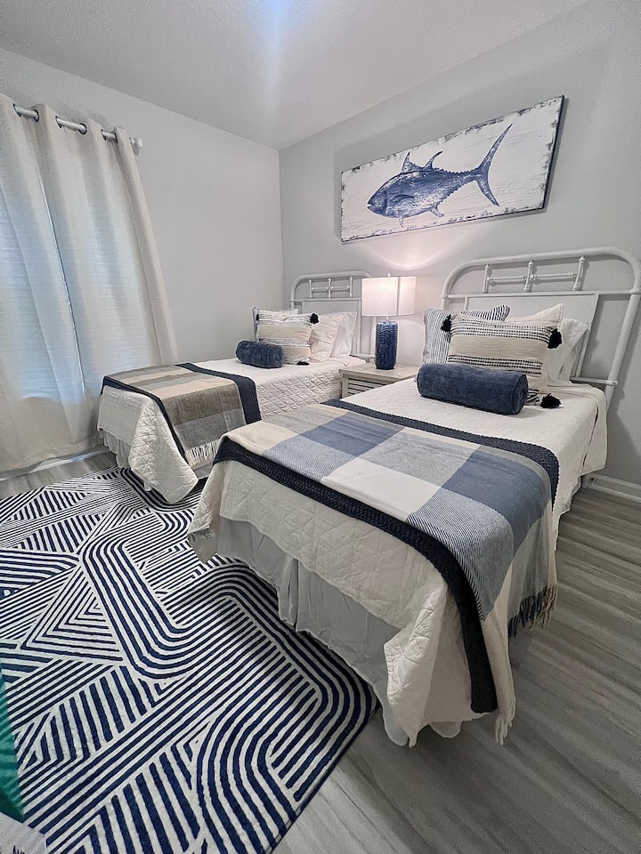 Habitación de invitados con dos camas individuales 