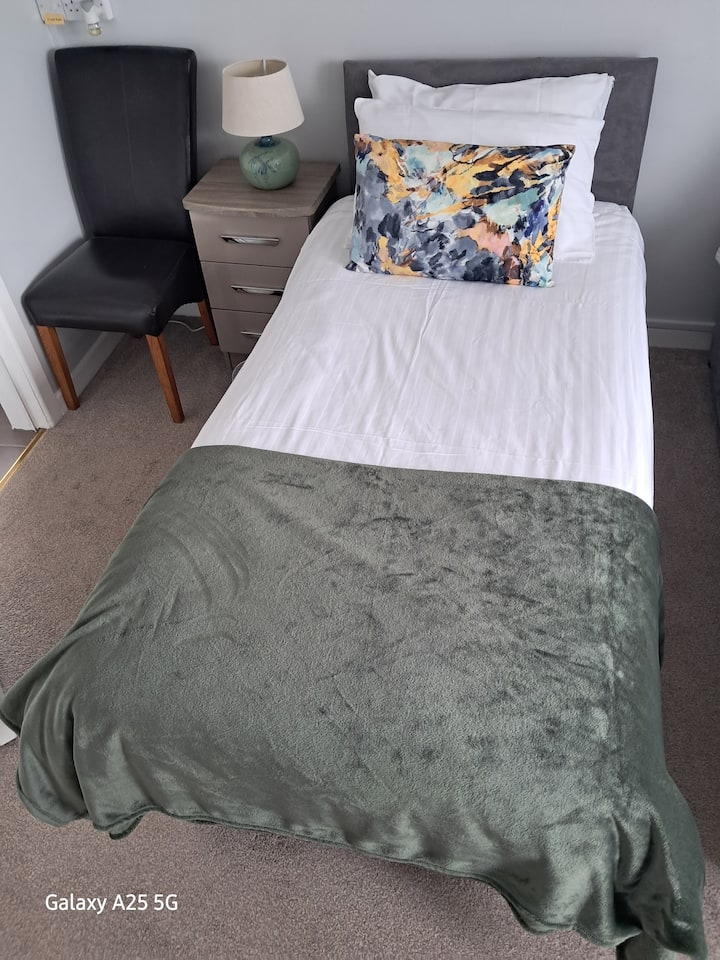 غرفة نوم علوية بحمام داخلي.  جعل المرء يدرك أن لديه سقفًا منخفضًا. غير مناسبة لكبار السن أو الأطفال الصغار.