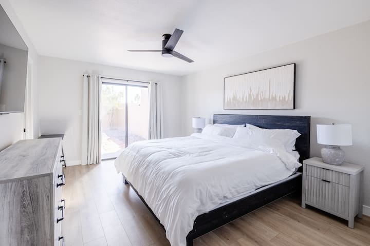 საწოლი 180×200 სმ ზომისთვის მათთვის, ვისაც მოგზაურობისას კომფორტულად ძილი უყვარს. Სახლი სახლიდან შორს.