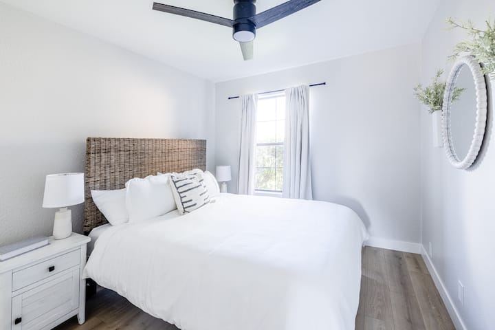 კომფორტული საწოლი და ჭერის ვენტილატორი, რომელიც ოთახს სასურველ ტემპერატურაზე შეინარჩუნებს, სანამ თქვენ იძინებთ.