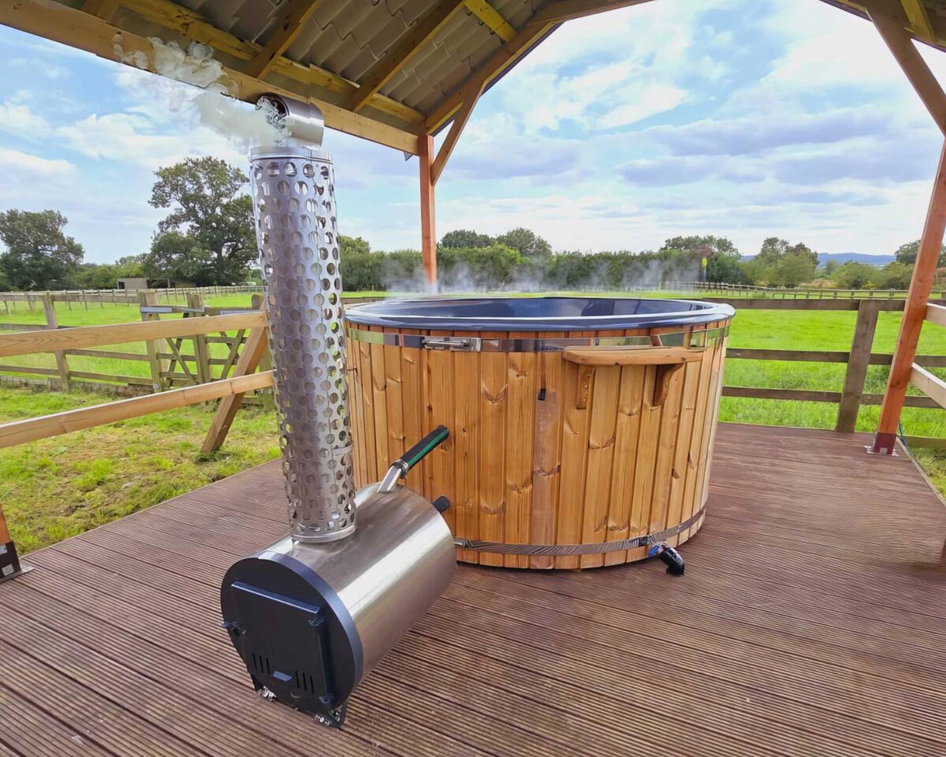#67 Private Hot Tub Reindeer Lodge retreat - Sleeps 6 - Perfect for Contractors and Families - Free Parking