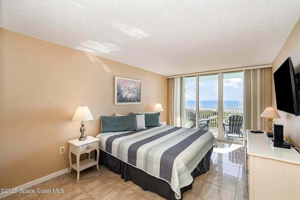 חדר שינה ראשי עם מיטת קינג סייז.