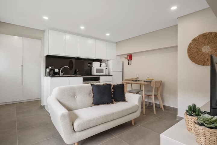 Central Apartment Steps From Beach - Ponta do Sol