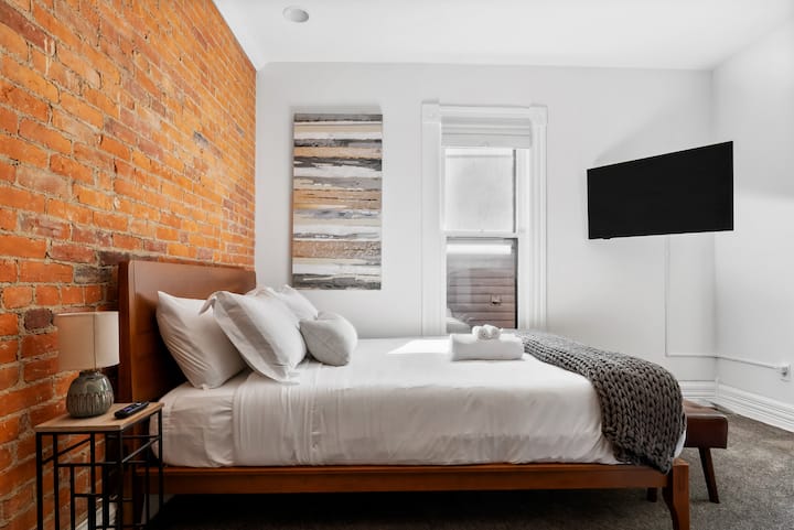 Vychutnajte si pohodlnú manželskú posteľ v spálni 3. Zahrnuté sú vežový ventilátor, stroj na biely šum, nabíjačka pri posteli, stojací stôl, skriňa a inteligentný televízor