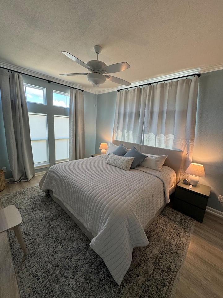 Მთავარი საძინებელი 193 × 203 სმ ზომის საწოლით 