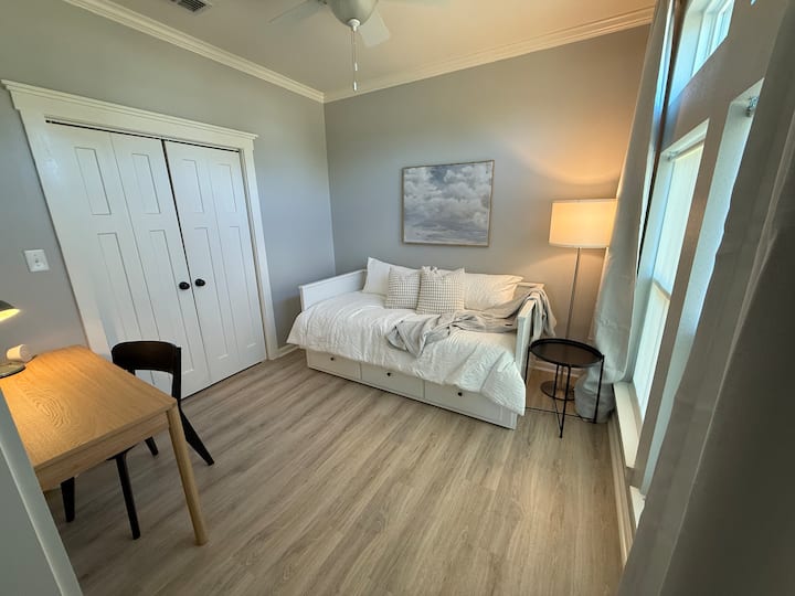 Სტუმრების საძინებელი ორადგილიანი საწოლით, რომელიც, საჭიროებისამებრ, Queen ‑ ის საწოლად გარდაიქმნება.
