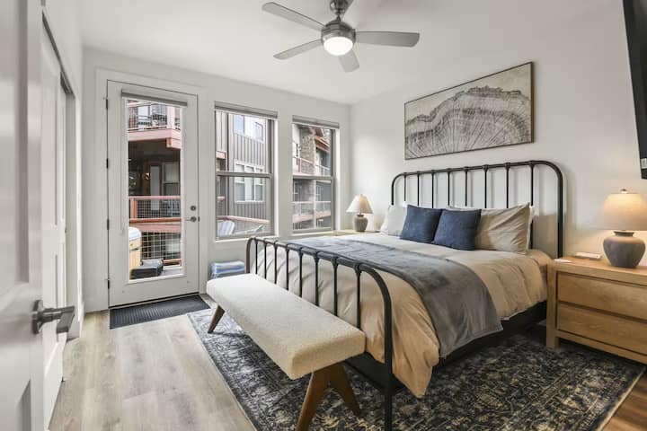 Spálňa na hlavnom poschodí s prístupom k vírivke