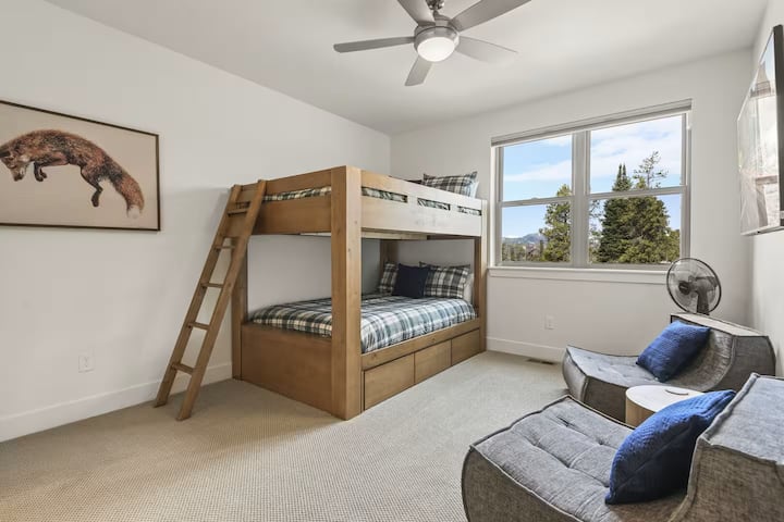 Poschodová izba s manželskými posteľami