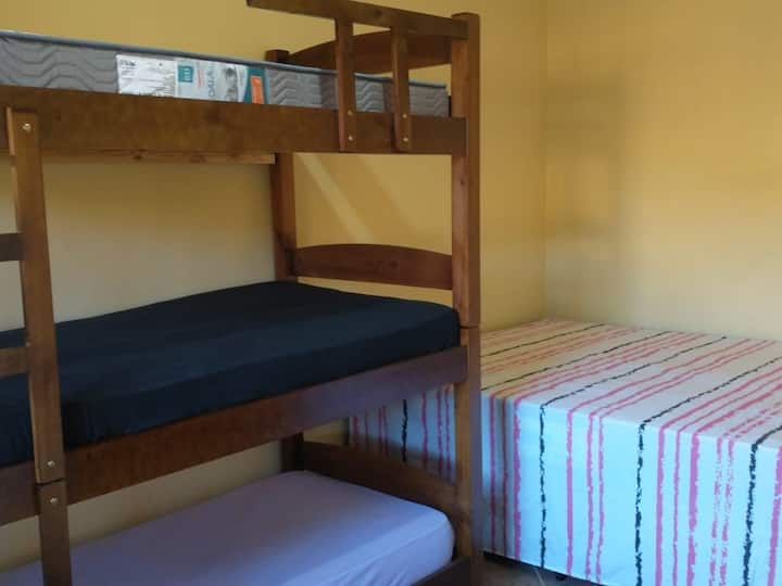 Барбекю с 4 спални и 4 спални с двойно легло и треличе.