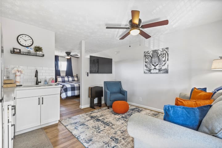 Loveliest Studio | Across From Jordan Hare - オーバーン, AL