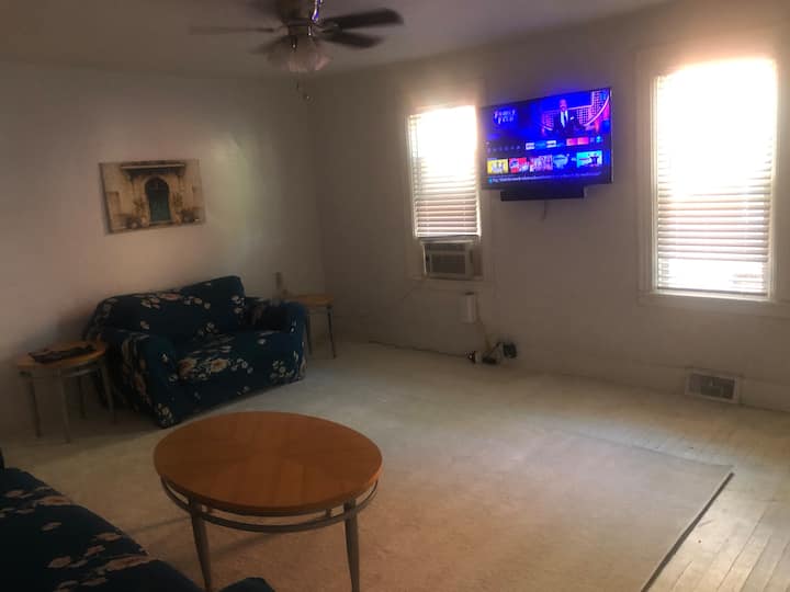 West Utica Bungalow Near The Wynn - Utica, NY