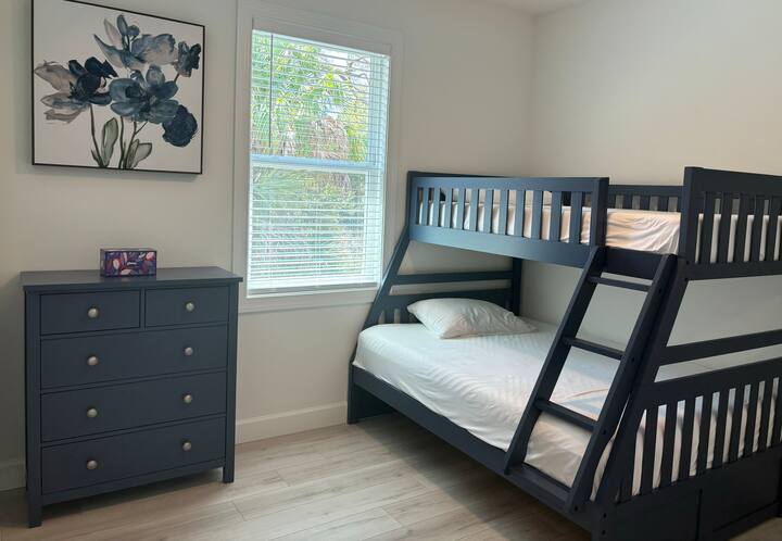 Poschodová posteľ, manželská posteľ a matrac pre dve osoby 