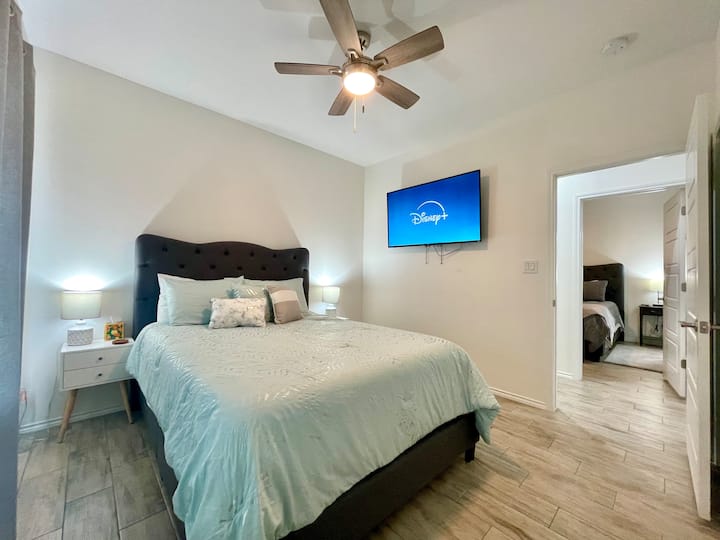 Habitación 2 
Características:
Cama tamaño queen
Colchón de espuma viscoelástica
Techo alto
Ventilador de techo.
Televisión inteligente
Armario con vestidor
Adjunto al baño #2