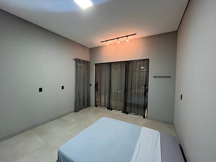 Espacio construido para ser el garaje de nuestro estudio. Sin embargo, optamos por compartir el garaje de una de nuestras casas (al lado). Por lo tanto, si es necesario, podemos usar esta pieza con 1 colchón tamaño queen o 2 colchones individuales. (Tiene aire acondicionado)