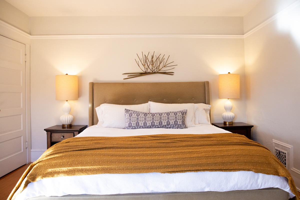 Chumba chenye mwangaza kilichojaa nafasi kubwa, kitanda cha kifalme chenye starehe ajabu, televisheni kwenye mlima wa ukuta unaoweza kurekebishwa - kamili na vivuli vya giza vya chumba