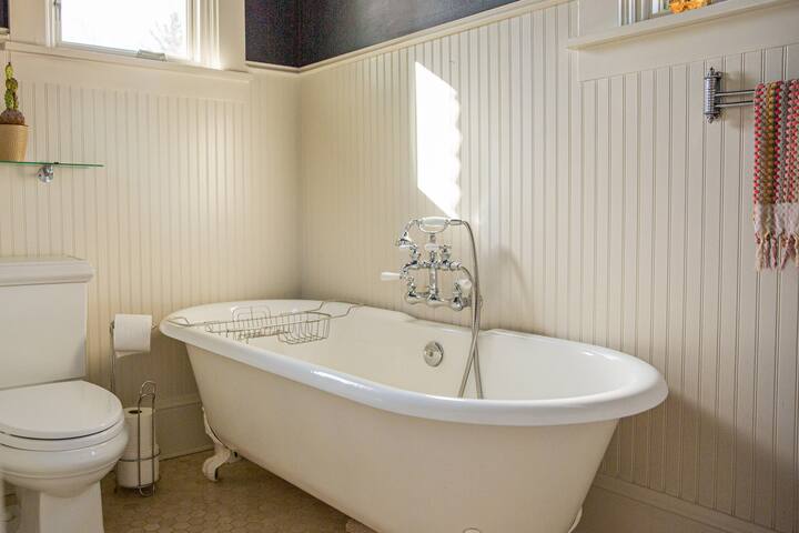 Lovely Laurelhurst Home gallery image 4