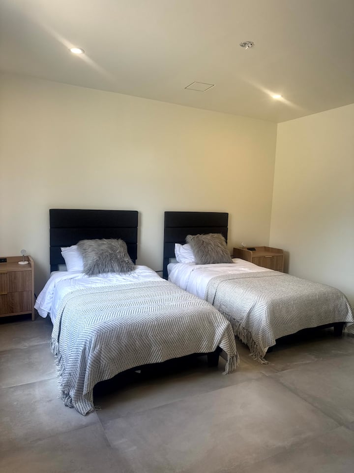 Спалня с 2 единични легла