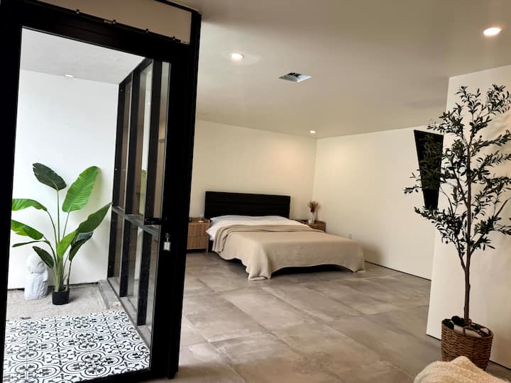 Достъп до частна дзен градина с душ на открито от главната спалня