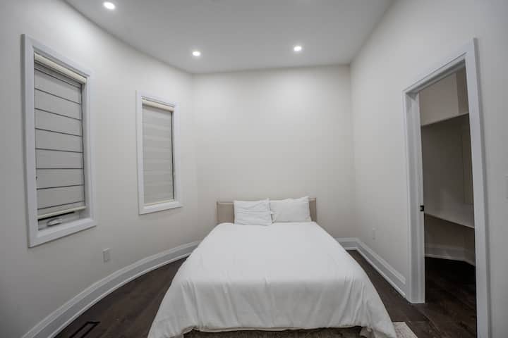 Se abre a un balcón.