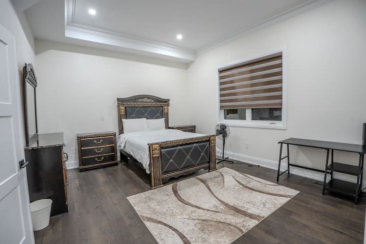 Cama tamaño queen. Baño privado completo, vestidor y espacio de trabajo.