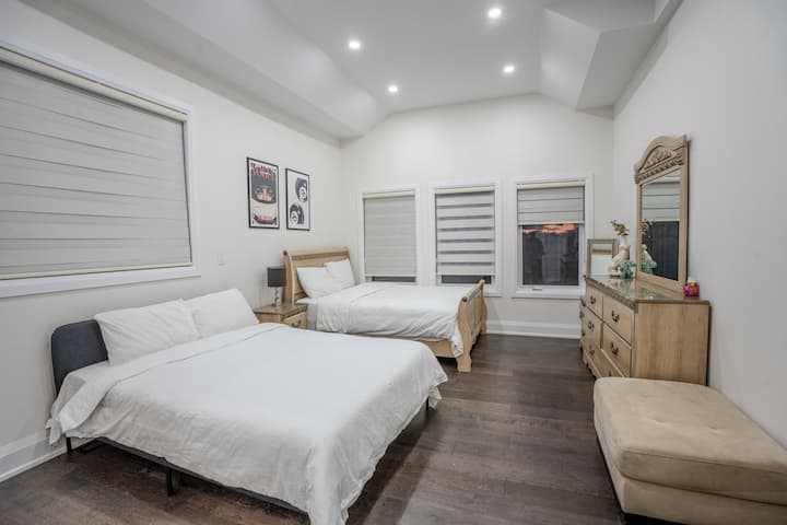 Vestidor y baño personal completo.