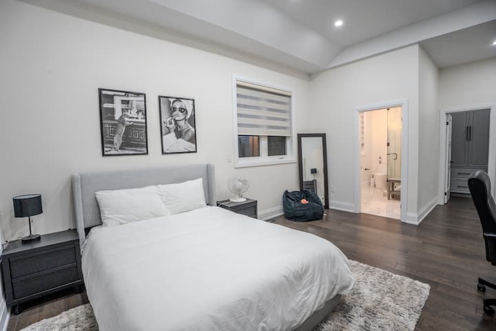 Cama tamaño queen. Baño privado, espacio de trabajo y vestidor.