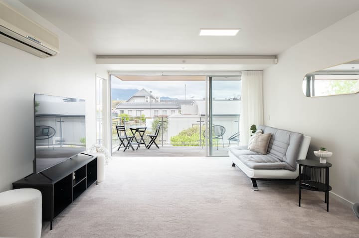 Relax In Style, Central Taupo Apartment. - Taupō
