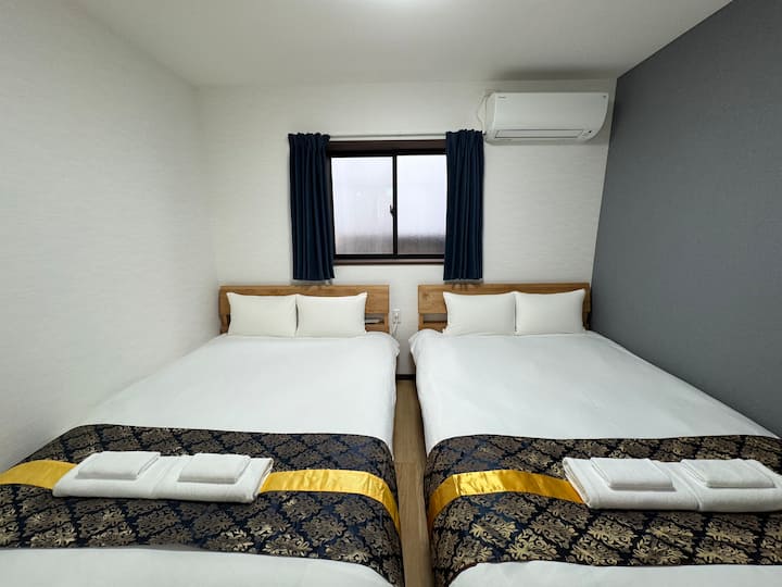 יש 2 מיטות זוגיות (ברוחב 140 ס"מ).